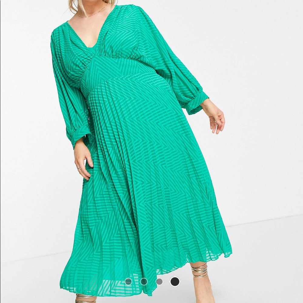BRAND NEW 💚 ASOS Curve green pleated midi dress